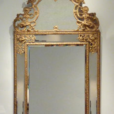 A giltwood Régence mirror « à parecloses »